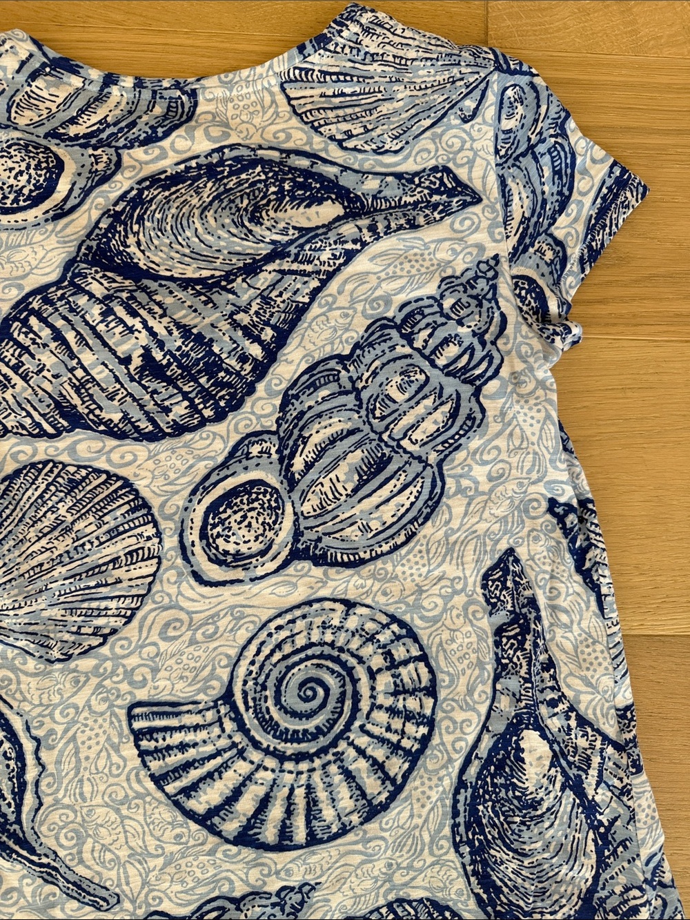 Lilly Pulitzer Short Sleeve V-Neck Blue & White Seashell Pattern Women’s Tee xs - Picture 11 of 12